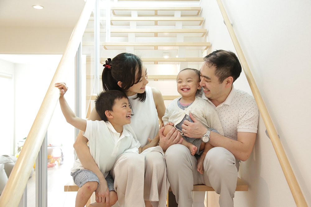 新築記念自宅の階段で家族写真