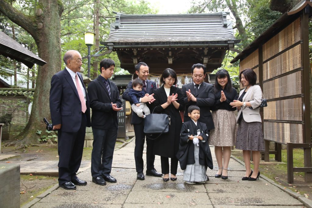 5歳七五三神社で家族写真