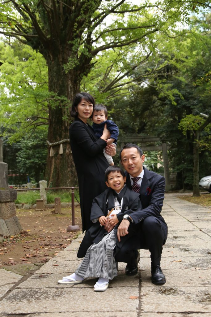 七五三神社で家族写真