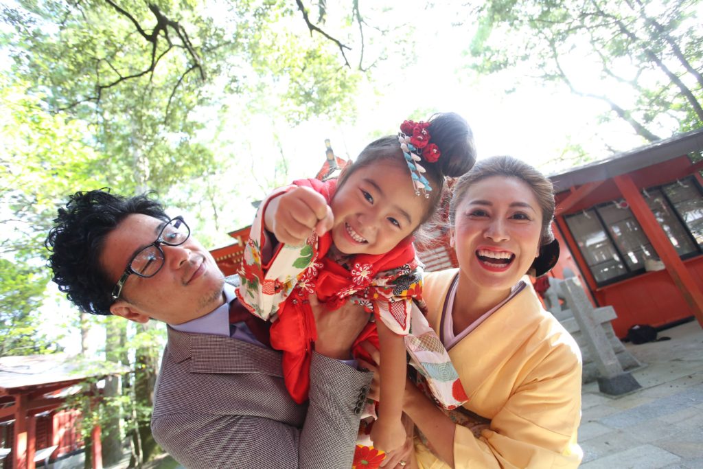 神社で家族写真