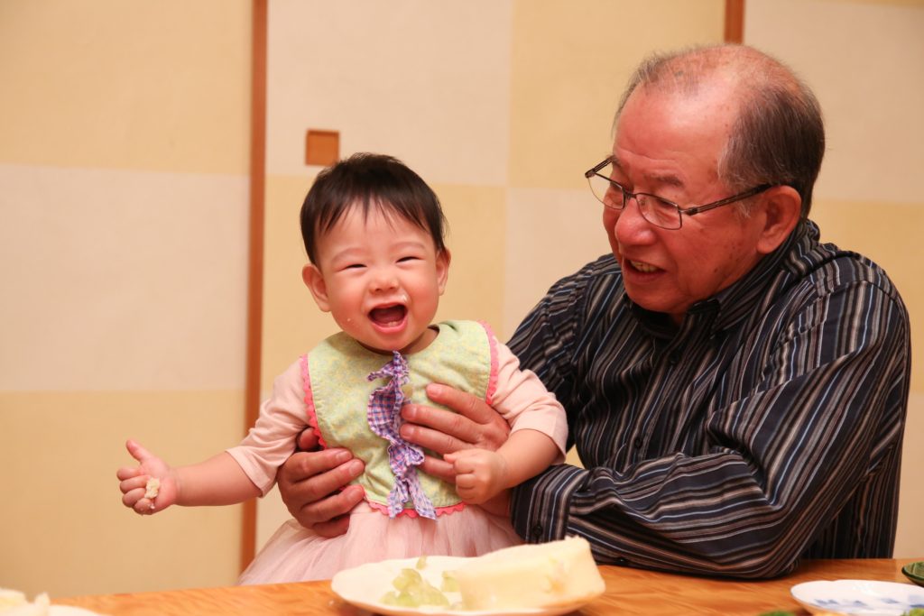 おじいちゃんと赤ちゃん自然な写真