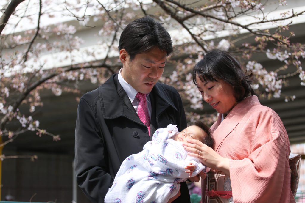 桜の下で家族写真