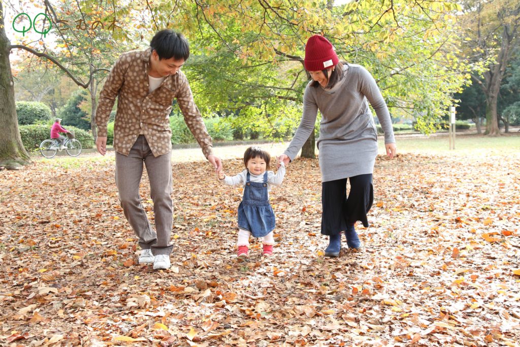 こむの木小金井公園家族写真パパ、ママ、女の子