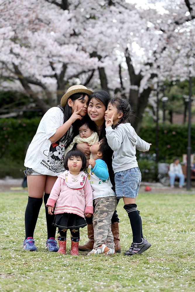 満開の桜の下で家族写真