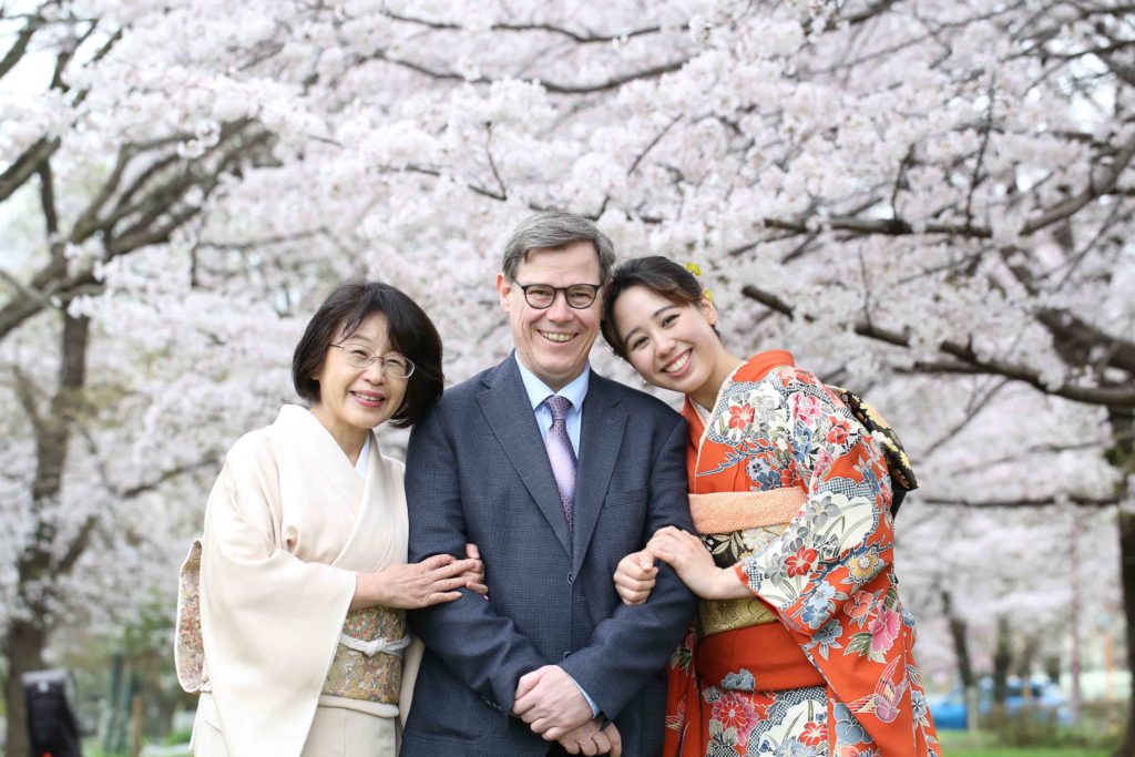 桜撮影成人の記念家族写真