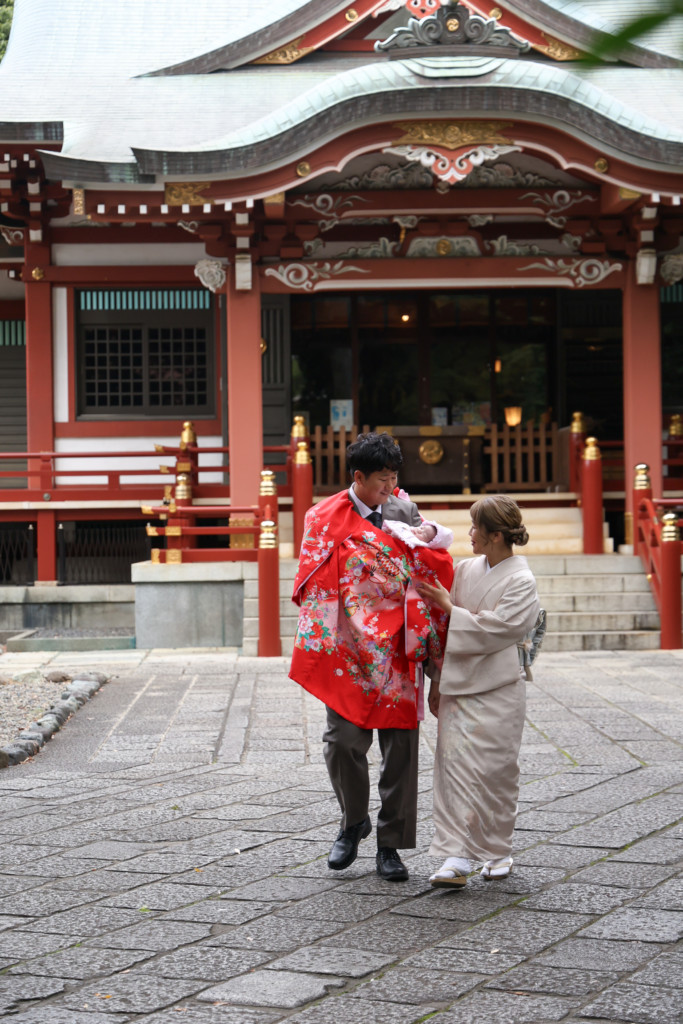 武蔵野八幡宮の境内を歩く家族三人のお宮参り写真