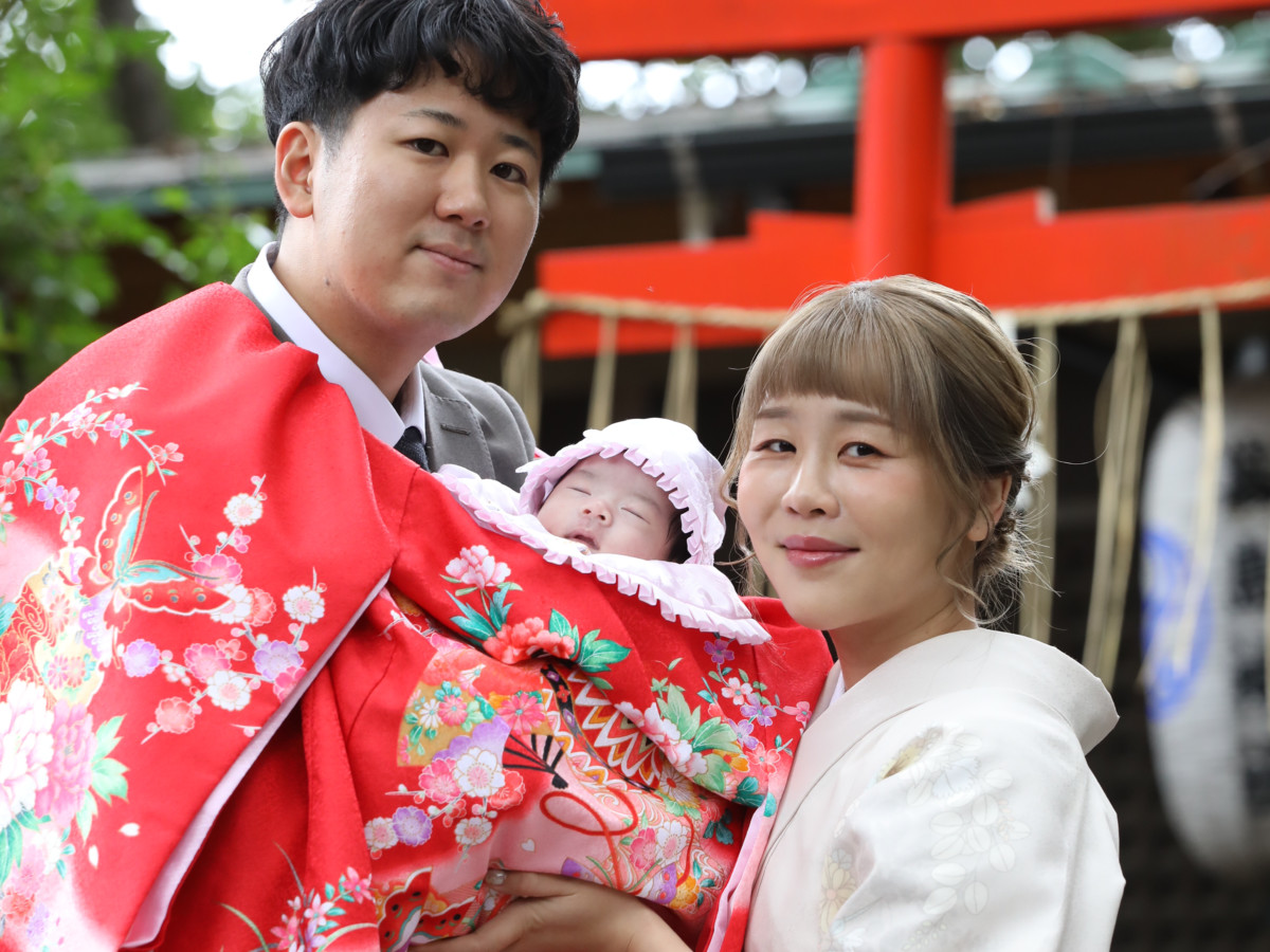 武蔵野八幡宮の鳥居で撮影した赤ちゃんと家族の半身写真