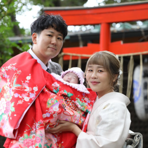 武蔵野八幡宮の鳥居で撮影した赤ちゃんと家族の半身写真
