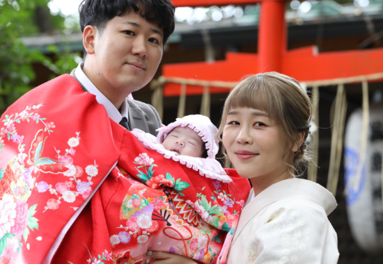 武蔵野八幡宮の鳥居で撮影した赤ちゃんと家族の半身写真