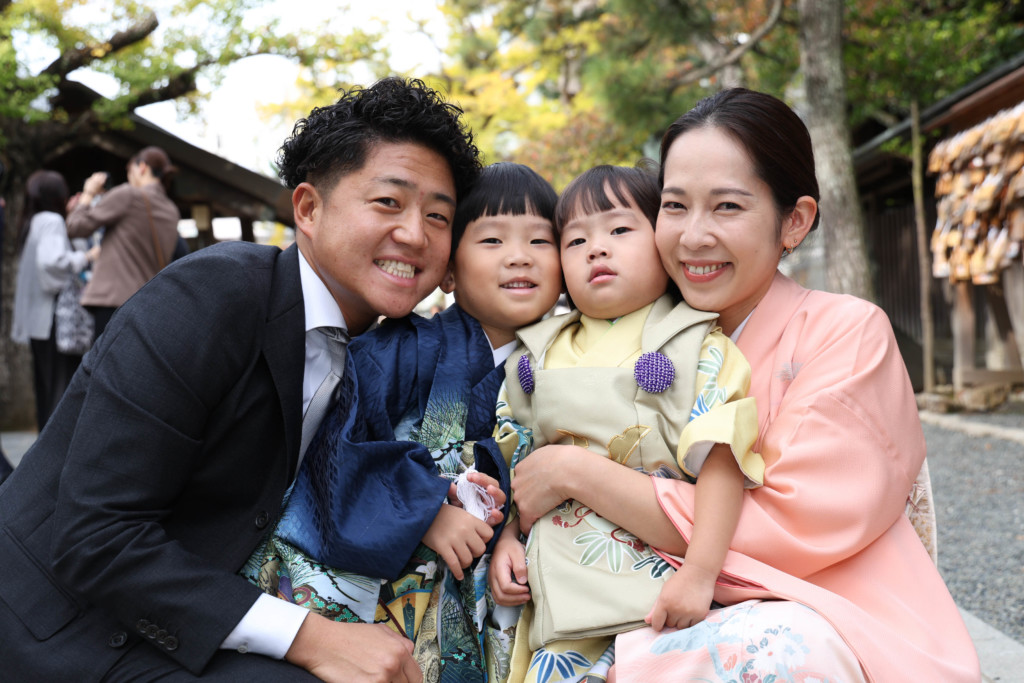 船橋大神宮で家族4人が顔を寄せて笑う七五三写真