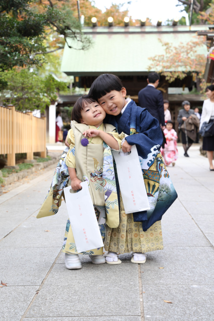 船橋大神宮で並んで立つ兄弟の七五三写真