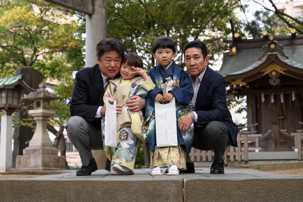船橋大神宮で祖父二人に挟まれた兄弟の七五三写真