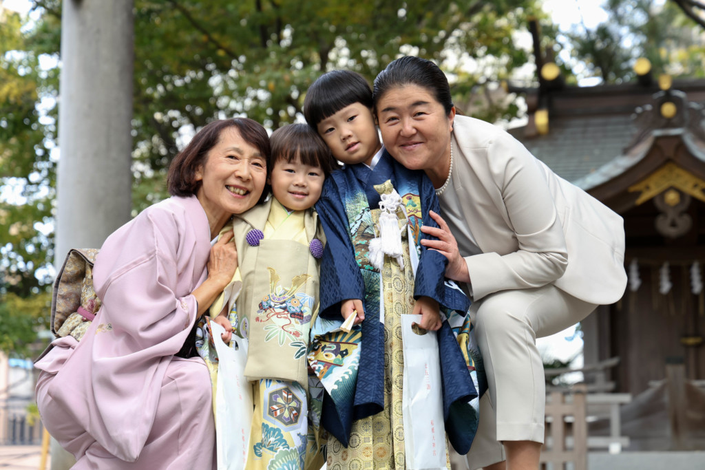 船橋大神宮で祖母たちに囲まれる兄弟の七五三写真