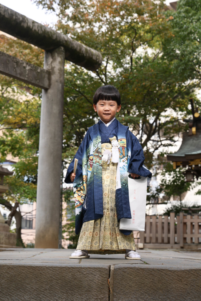 船橋大神宮の鳥居前で撮影した5歳男児の七五三ポートレート