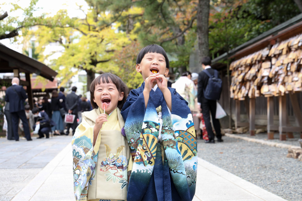 船橋大神宮で飴を食べる兄弟の自然な表情の七五三写真