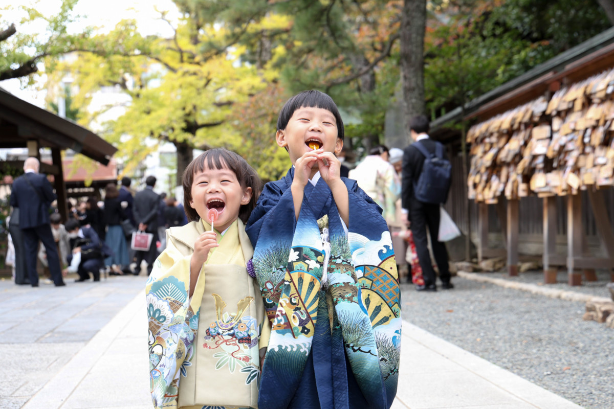 船橋大神宮で飴を食べる兄弟の自然な表情の七五三写真