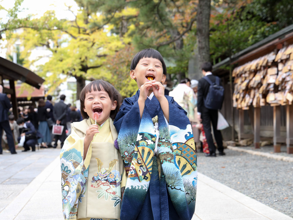 船橋大神宮で飴を食べる兄弟の自然な表情の七五三写真