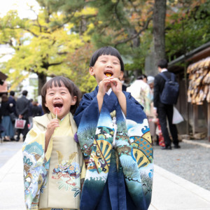 船橋大神宮で飴を食べる兄弟の自然な表情の七五三写真