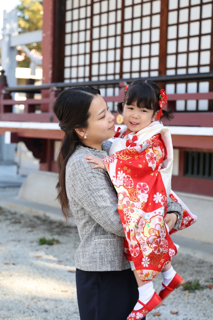 社殿を背景に立川諏訪神社の七五三写真