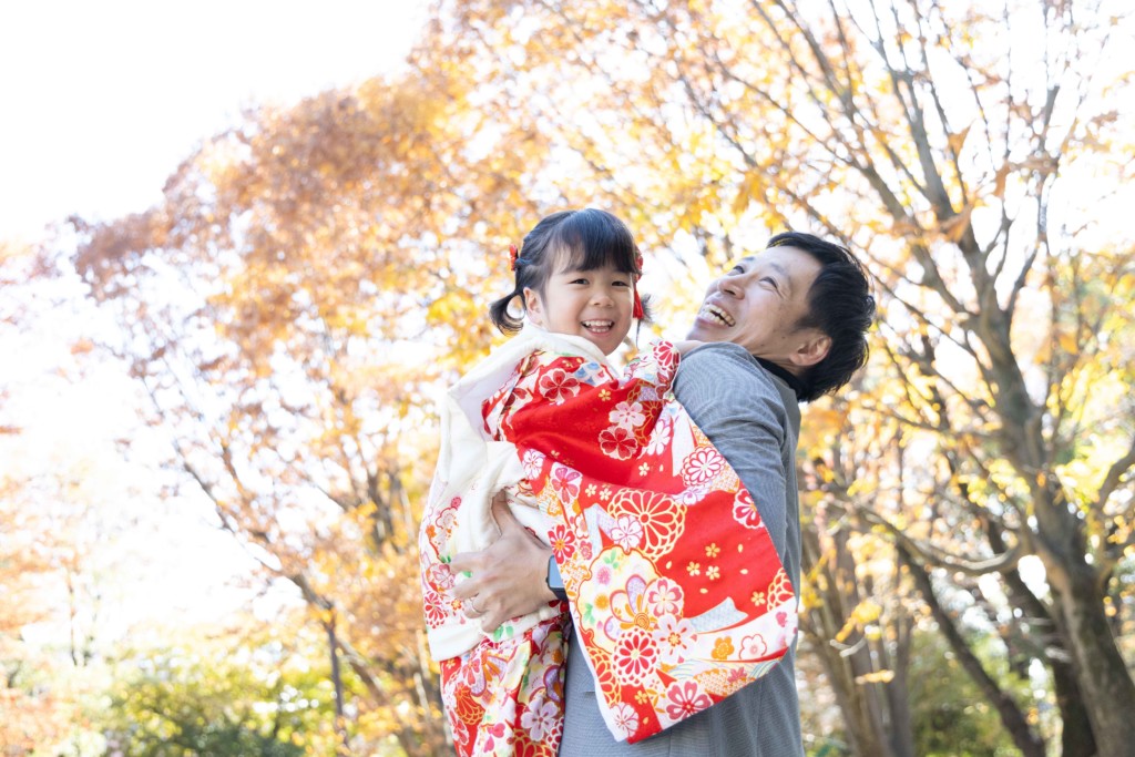 パパに抱き上げられてご機嫌な3歳のお嬢さんの七五三写真