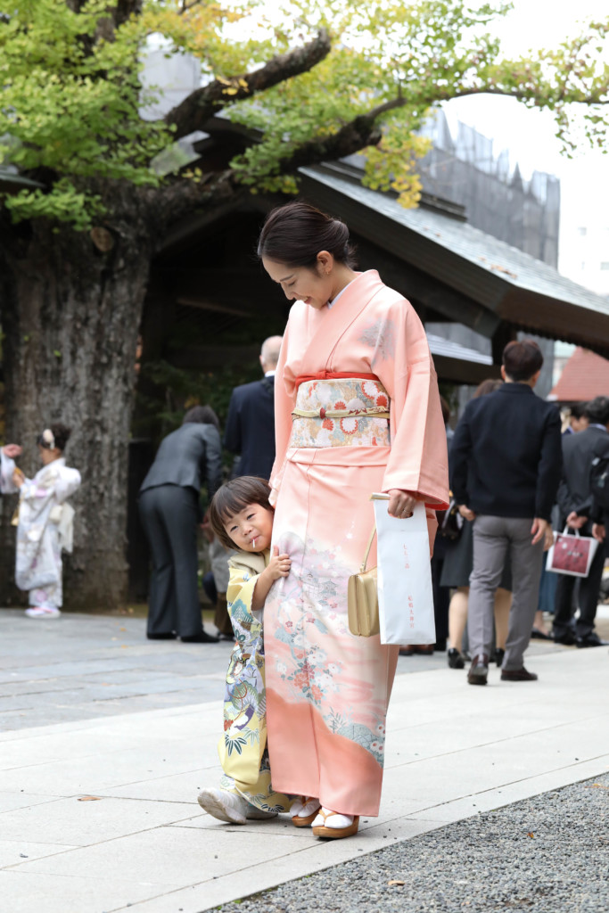 船橋大神宮を歩きながら母に寄り添う弟の七五三スナップ