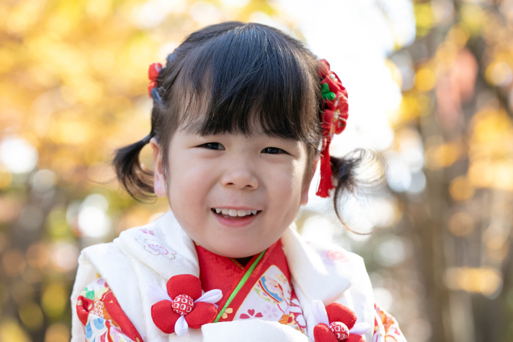 立川諏訪神社で撮影した、人見知りのお嬢さんのやわらかい笑顔のアップ