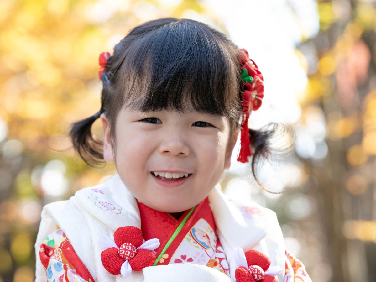 立川諏訪神社で撮影した、人見知りのお嬢さんのやわらかい笑顔のアップ