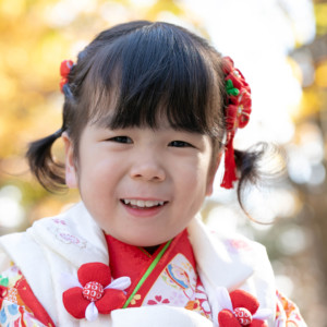 立川諏訪神社で撮影した、人見知りのお嬢さんのやわらかい笑顔のアップ